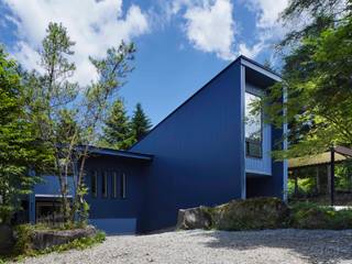 Villa in Lake Kawaguchi, 久保田章敬建築研究所 久保田章敬建築研究所 Modern houses آئرن / اسٹیل Blue