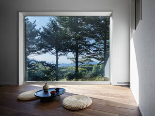 View room which a lake & mountains are seen 久保田章敬建築研究所 Modern media room landscape,view,picture window