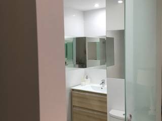 Amplitud en baño, SAUCO DESIGN S.L. SAUCO DESIGN S.L. Modern bathroom Tiles