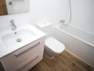 Reforma integral de vivienda en Badalona, Grupo Inventia Grupo Inventia Mediterranean style bathrooms Tiles