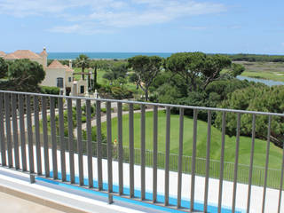 Moradia em Vale do Lobo, atelierDensidades atelierDensidades Classic style balcony, veranda & terrace