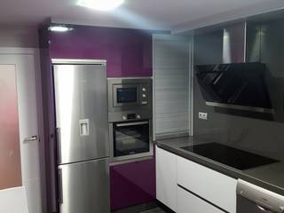 COCINA FORMICA AR+ GRIS ARIES Y VIOLETA AMARENA, Almacén de Carpintería Gómez Almacén de Carpintería Gómez Nhà bếp phong cách tối giản