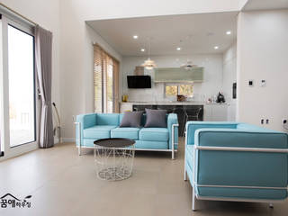 도시적이고 세련된 분위기를 강조한 고급목조주택, 꿈애하우징 꿈애하우징 Modern living room
