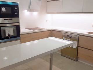 COCINA FORMICA AR+ BLANCO Y ROBLE, Almacén de Carpintería Gómez Almacén de Carpintería Gómez مطبخ