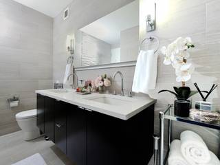 Apartment Remodel on West 52nd St., KBR Design and Build KBR Design and Build Phòng tắm phong cách tối giản