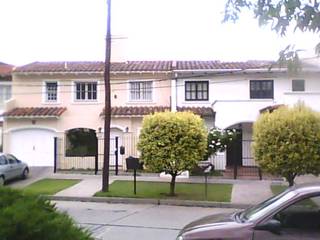 Dúplex en barrio Tres Cerritos, Valy Valy Houses اینٹوں