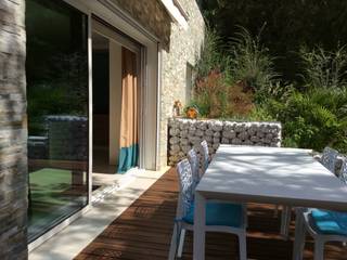 Appartement in Zuid-Frankrijk, complete inrichting met meubelmaatwerk, stoffering en verlichting., Studio Inside Out Studio Inside Out Modern style balcony, porch & terrace Wood Wood effect