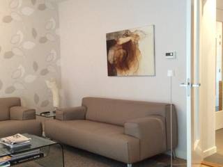 Woonkamer met nieuw meubilair en kleed en bestaand behang. Studio Inside Out Moderne woonkamers Hout Hout Behang