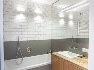 Łazienka w szarościach z drewnem., Pracownia projektowa Atelier Lillet Pracownia projektowa Atelier Lillet Modern bathroom