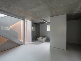 7047 // Concrete, designyougo - architects and designers designyougo - architects and designers Minimalistische Badezimmer Beton Grau