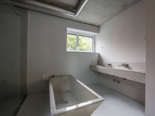 7047 // Concrete, designyougo - architects and designers designyougo - architects and designers Phòng tắm phong cách tối giản Bê tông Grey