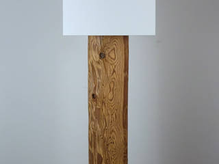 Stehlampe aus rustikalen Holzbalken, Meister Lampe Meister Lampe ห้องนั่งเล่น ไม้ Wood effect