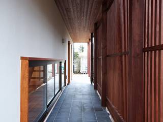 nok-nod 1.5, 岡本和樹建築設計事務所 岡本和樹建築設計事務所 Moderner Flur, Diele & Treppenhaus