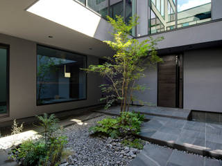 内に開かれた中庭のある暮らし, TERAJIMA ARCHITECTS／テラジマアーキテクツ TERAJIMA ARCHITECTS／テラジマアーキテクツ Moderner Garten Grau