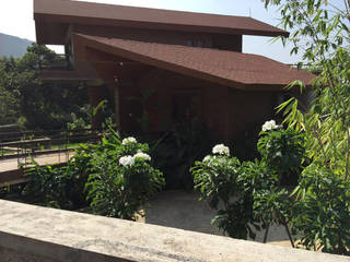 Amby Valley Bungalow landscape , Land Design landscape architects Land Design landscape architects Modern style gardens