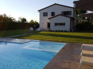 Piscina esterna in calcestruzzo , iPOOL -Italian Pool Master iPOOL -Italian Pool Master Hồ bơi phong cách hiện đại Bê tông cốt thép