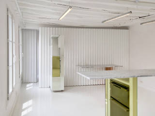 Renovation d'un appartement de 36 m², UBALT SAS UBALT SAS Phòng khách phong cách tối giản