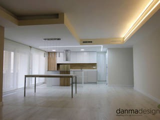 Vivienda Nórdica - Pureza y Simplicidad, Danma Design Danma Design 北欧デザインの キッチン エンジニアリングウッド 透明