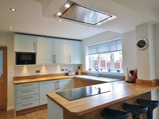 Chelmer Village, Chelmsford, Kitchencraft Kitchencraft Кухни в эклектичном стиле Твердая древесина Многоцветный