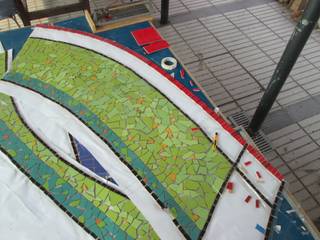 MURALES PATIO DE HONOR COLEGIO VERBO DIVINO DE CHICUREO, MOSAICO CONTEMPORANEO MOSAICO CONTEMPORANEO Paredes y pisos modernos Cerámico