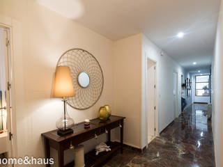 Reportaje fotográfico en piso reformado en Granada, Home & Haus | Home Staging & Fotografía Home & Haus | Home Staging & Fotografía Modern corridor, hallway & stairs White