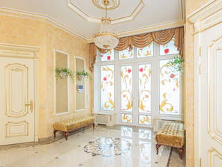 Дом в классическом стиле в КП «Лесная сказка», New Moscow House New Moscow House 經典風格的走廊，走廊和樓梯