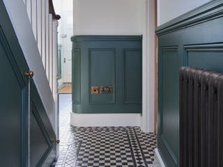 Dark green wood panelling in the hallway Purdom's Bespoke Furniture Country style corridor, hallway& stairs Wood Wood effect Accessories & decoration