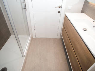 Reforma integral en calle Gomis de Barcelona, Grupo Inventia Grupo Inventia Modern bathroom Wood-Plastic Composite