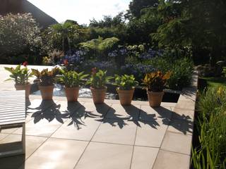A Nice Garden in Hale, Charlesworth Design Charlesworth Design Tropical style garden