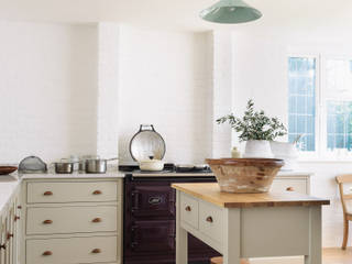 The Surrey Kitchen by deVOL , deVOL Kitchens deVOL Kitchens Rustic style kitchen Wood Beige