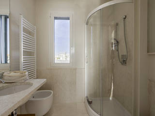 Appartamento Privato, Officina29_ARCHITETTI Officina29_ARCHITETTI Modern Bathroom Marble Beige
