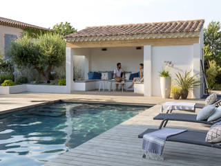 Une Rénovation Contemporaine dans le Région Aix-En-Provence, Agence MORVANT & MOINGEON Agence MORVANT & MOINGEON Mediterranean style pool