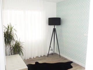 "BLUE VELVET" Projecto de Decoração Sala e Hall de Entrada, Andreia Louraço - Designer de Interiores (Email: atelier.andreialouraco@gmail.com) Andreia Louraço - Designer de Interiores (Email: atelier.andreialouraco@gmail.com) Modern Corridor, Hallway and Staircase Black
