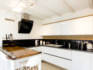 Realizzazione estensione di villa - nuova cucina con vista mare, MBquadro Architetti MBquadro Architetti Moderne keukens