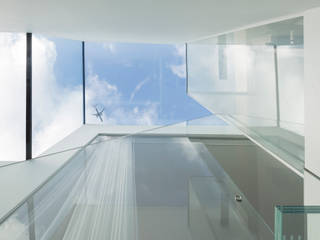 gc House, Inaki Leite Design Ltd. Inaki Leite Design Ltd. Minimalistischer Flur, Diele & Treppenhaus Glas Weiß