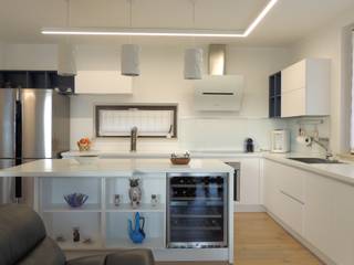 Appartamento a tutto colore, Nadia Moretti Nadia Moretti Modern kitchen Wood White