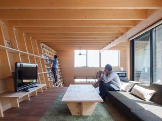 のぼれる本棚の家, 藤井伸介建築設計室 藤井伸介建築設計室 Modern living room