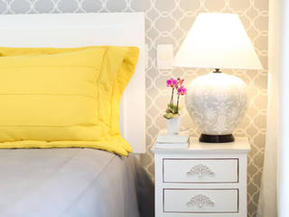 Casa São Conrado, Adriana Leal Interiores Adriana Leal Interiores クラシカルスタイルの 寝室 木材・プラスチック複合ボード 黄色