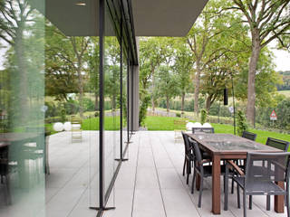 Maison passive hybride construite en béton et bois massif à Mersch (Luxembourg), Maisons Loginter Maisons Loginter Balcon, Veranda & Terrasse modernes