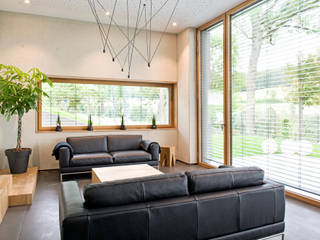 Hybrides und ökologisches Einfamilienhaus aus Beton und Massivholz in Mersch (Luxemburg), Maisons Loginter Maisons Loginter Moderne Wohnzimmer