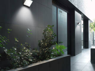 Lámparas de pared para exterior, iLamparas.com iLamparas.com Balcones y terrazas modernos