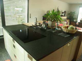 Küchenarbeitsplatte in Folschviller, BOOR Bäder, Fliesen, Sanitär BOOR Bäder, Fliesen, Sanitär Modern style kitchen Granite