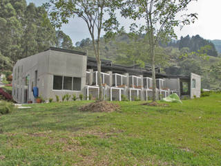 Centro de Bienestar Animal [La Perla], @tresarquitectos @tresarquitectos Modern wine cellar