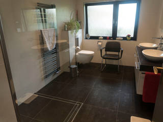 Kundenbad in Bous, BOOR Bäder, Fliesen, Sanitär BOOR Bäder, Fliesen, Sanitär Modern style bathrooms Tiles