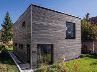 Der Würfel ist gefallen, KitzlingerHaus GmbH & Co. KG KitzlingerHaus GmbH & Co. KG Casas de estilo moderno Derivados de madera Transparente