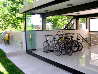 Garaje protegido con Cortinas de Cristal (Paneles Corredizos de Vidrio), AIRCLOS AIRCLOS Jardines de invierno de estilo moderno