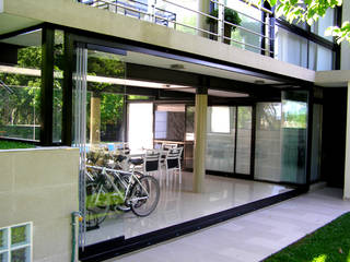 Garaje protegido con Cortinas de Cristal (Paneles Corredizos de Vidrio), AIRCLOS AIRCLOS Modern style conservatory