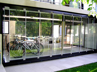 Garaje protegido con Cortinas de Cristal (Paneles Corredizos de Vidrio), AIRCLOS AIRCLOS Modern style conservatory