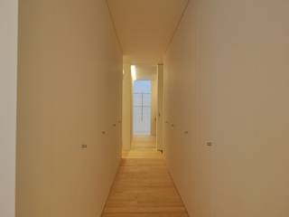 SRM-HOUSE, 門一級建築士事務所 門一級建築士事務所 Modern Corridor, Hallway and Staircase