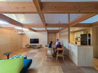 『間仕切りと大収納の家』将来の変化にも容易に対応できる住まい, イン-デ-コード design office イン-デ-コード design office Modern dining room Wood Wood effect